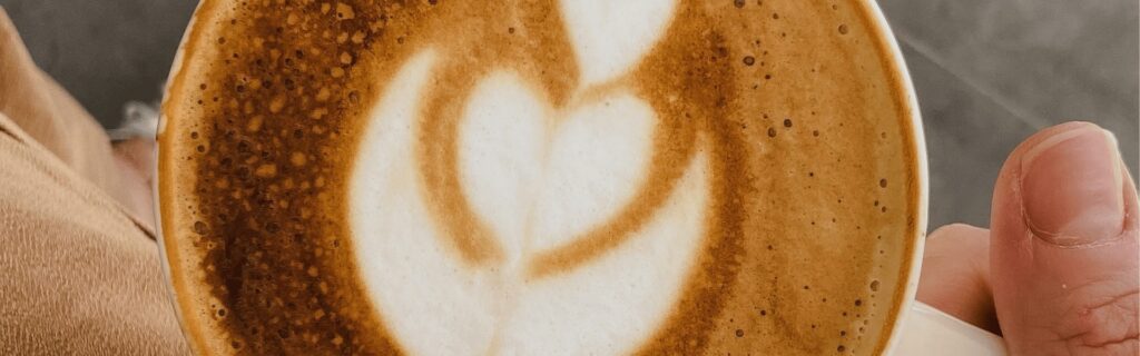 Tasse de café illustrant l'article sur les liens entre caféine et système lymphatique