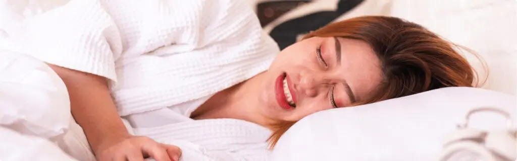 Image illustrant le grincement et le serrement de dents (bruxisme) et leurs douleurs associées